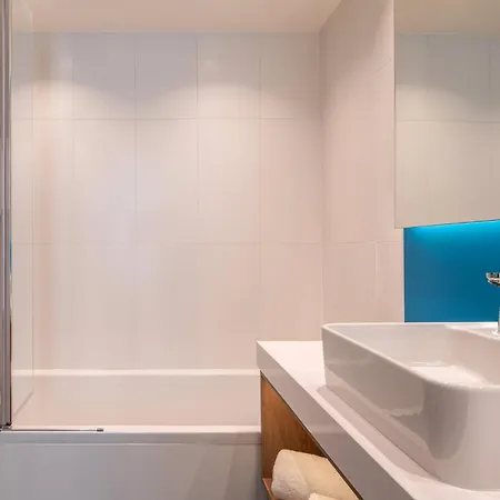 Express & By Ihg 3* Gent